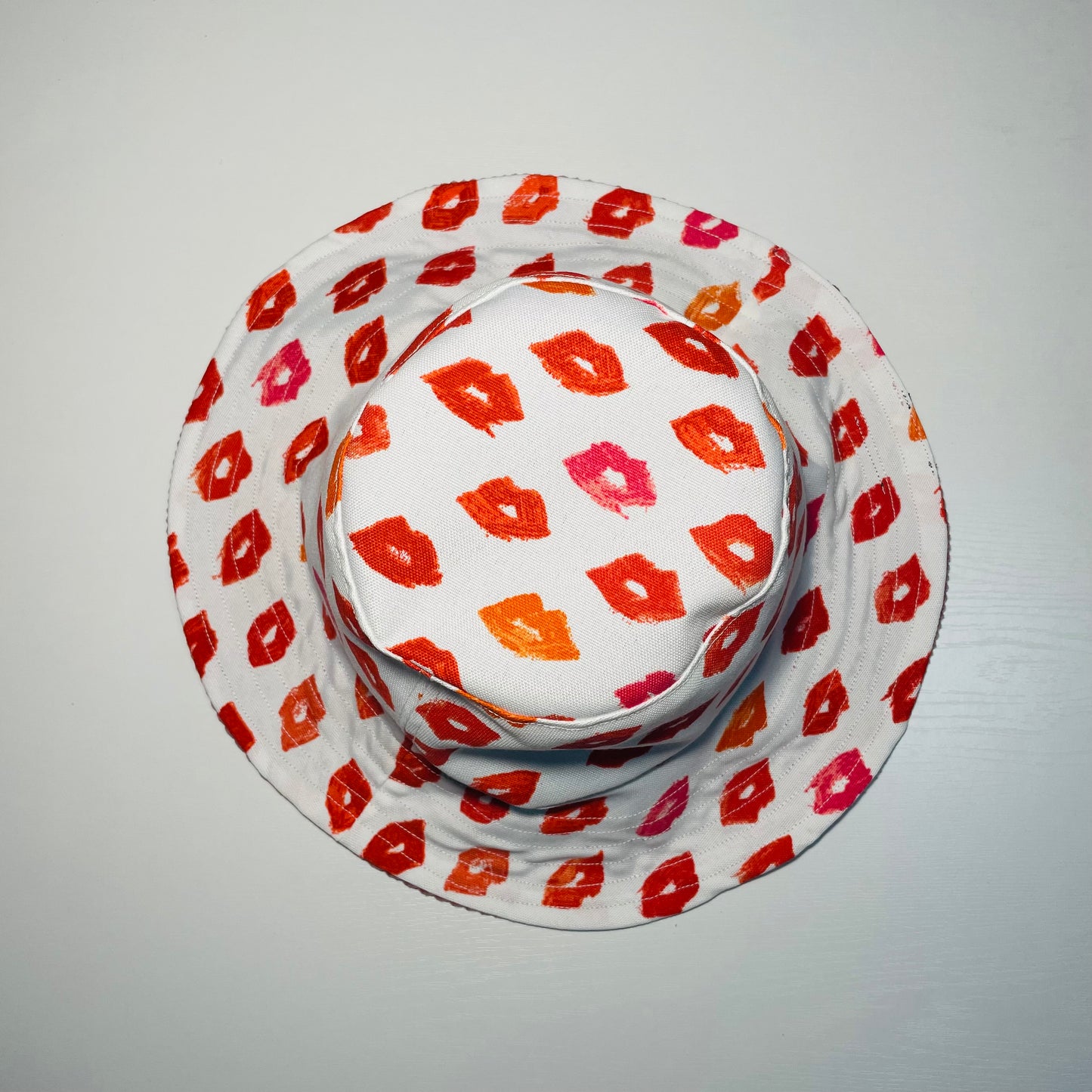 Sombrero Reversible Labios / Corduroy Rosa